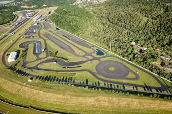 Testování motocyklů BMW na silničním polygonu 